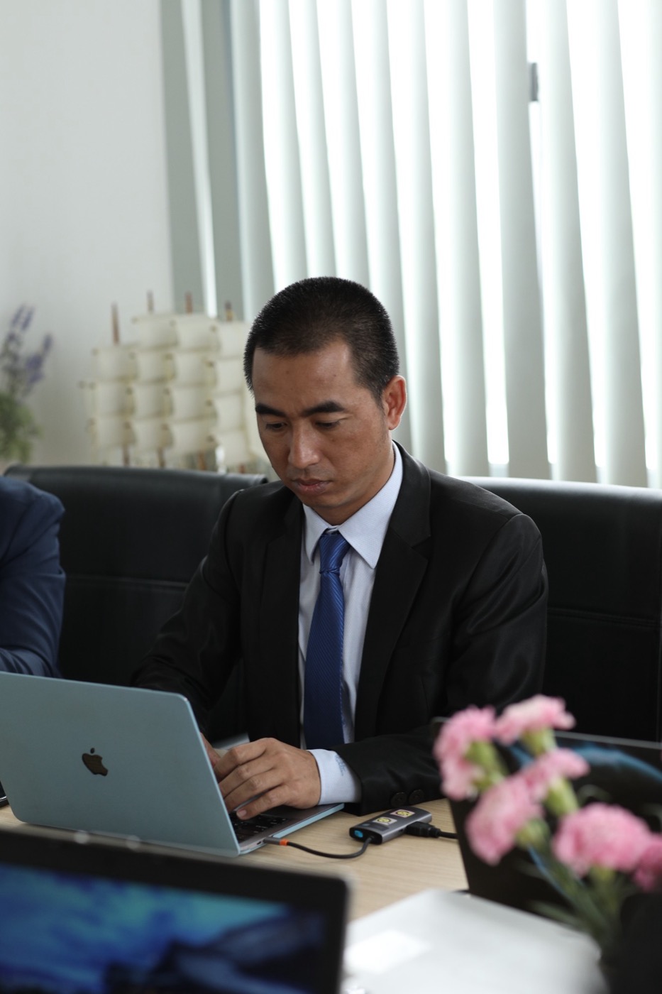 Nguyễn Trung Nguyên làm việc trong phòng họp